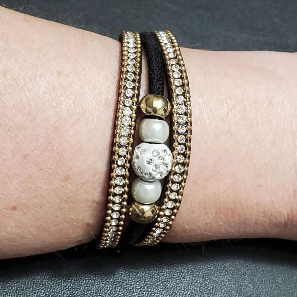 Gold tone black and white bracelet 7"